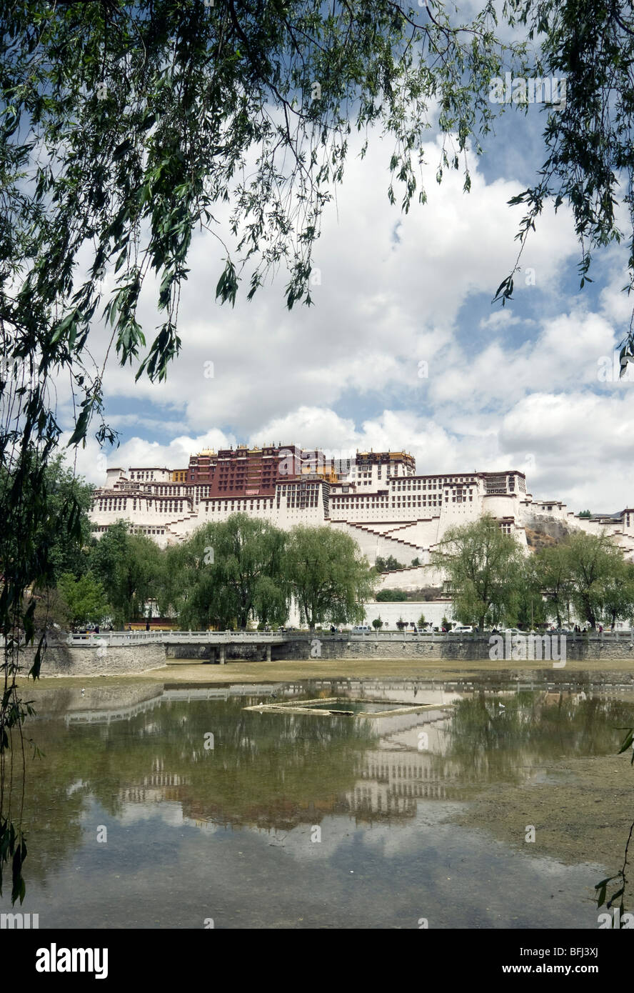 Vista del palazzo del Potala da un lago nel parco nelle vicinanze Foto Stock