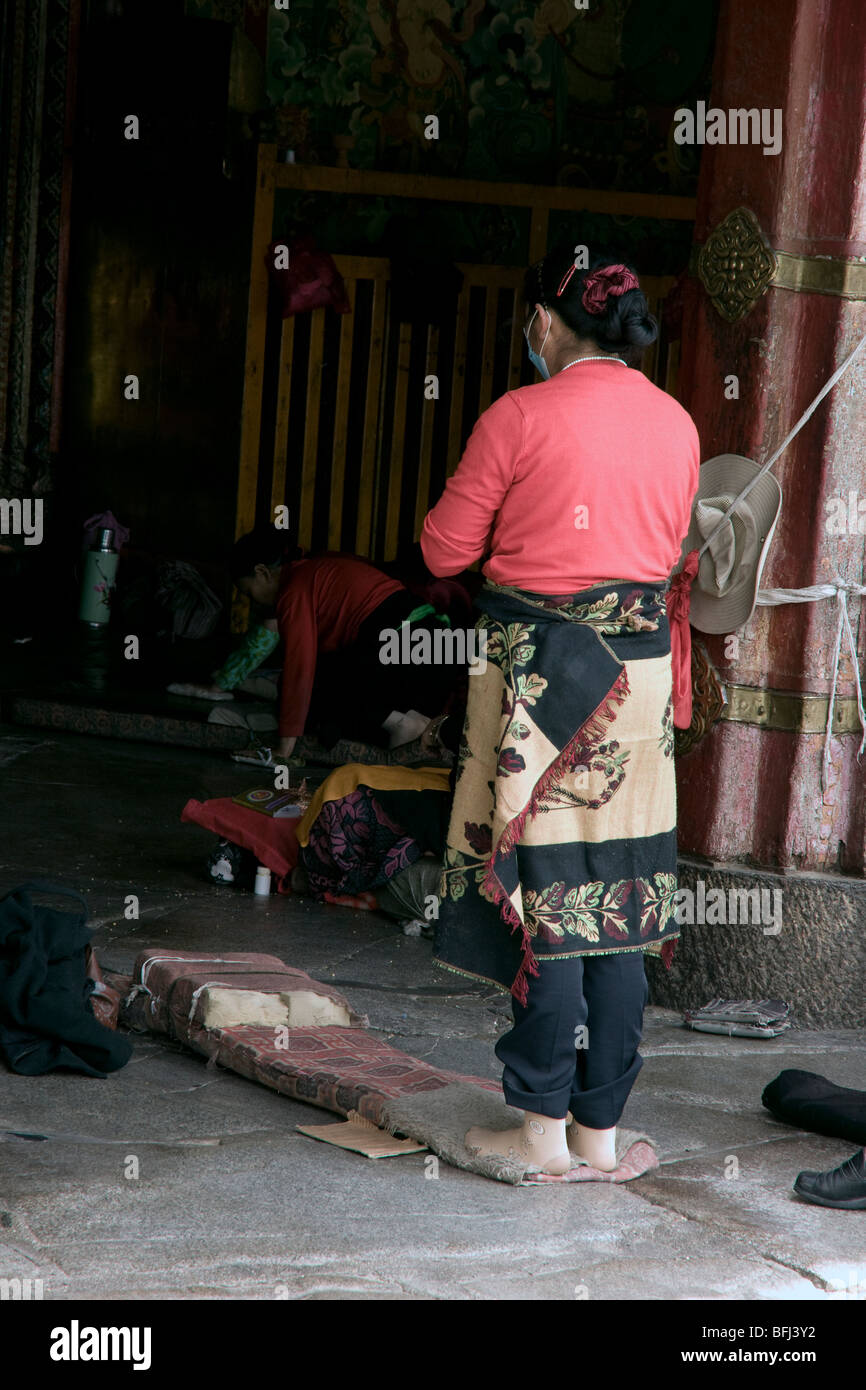 Buddista Tibetana pellegrino in preghiera presso il jokhang a Lhasa Foto Stock
