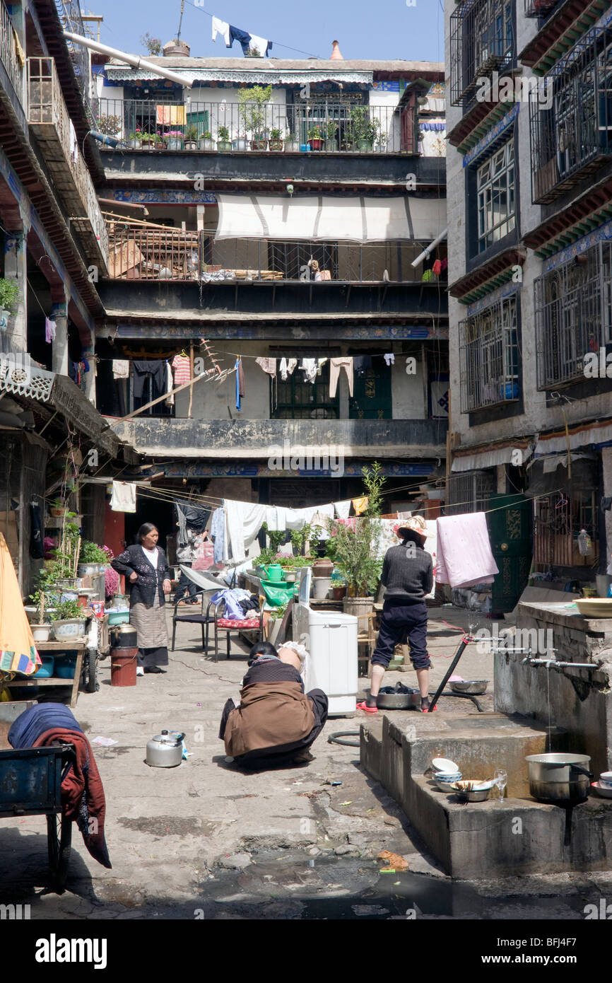 Zona della città vecchia di lhasa tibet con la vita in una delle piazze residenziale Foto Stock