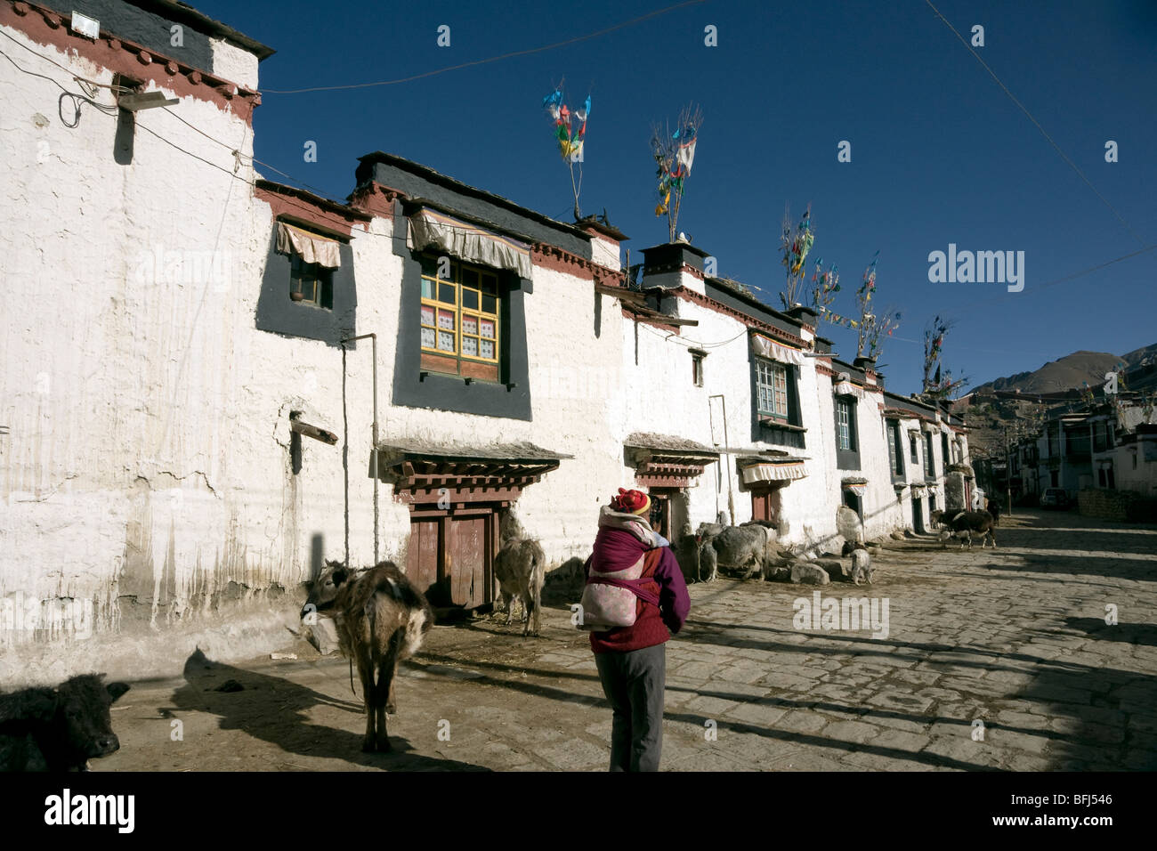 Il tibetano in abito tradizionale nel villaggio di strada vecchia gyantse Foto Stock