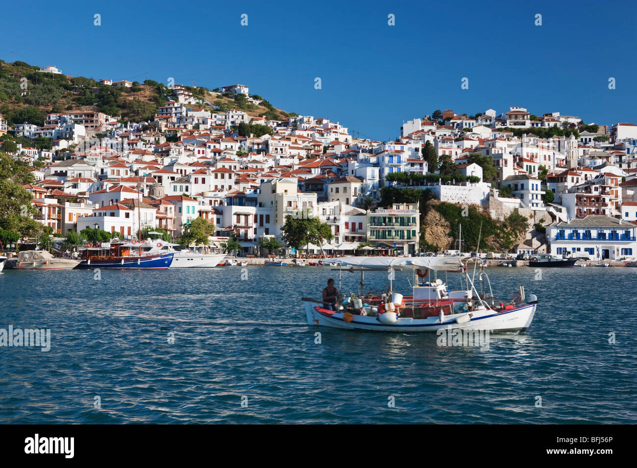 Una barca da pesca lascia il porto città di Skopelos isole Greche - Grecia Foto Stock