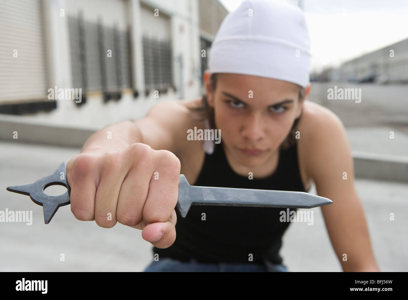 Giovane uomo in posa con il coltello Foto Stock