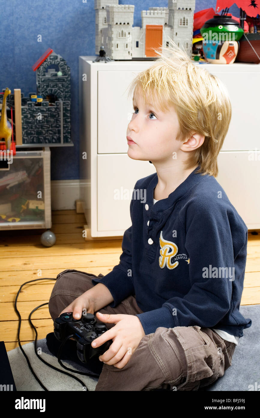 Boy scandinavo la riproduzione di video giochi, Svezia. Foto Stock