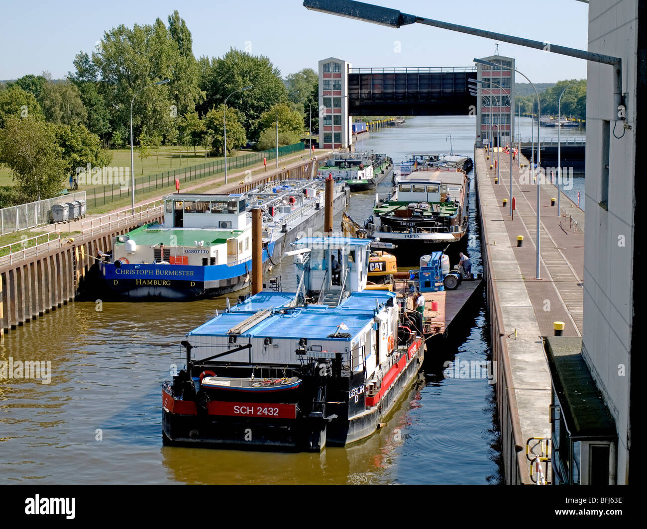 Chiatte sul fiume pronto a lasciare la Elbe-Lock vicino Geesthacht, Germania. Foto Stock