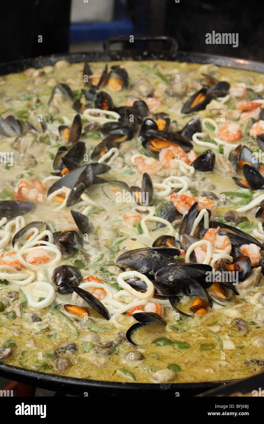 Curry verde tailandese con frutti di mare e calamari cozze al Mercato di Borough londinese di Southwark Foto Stock