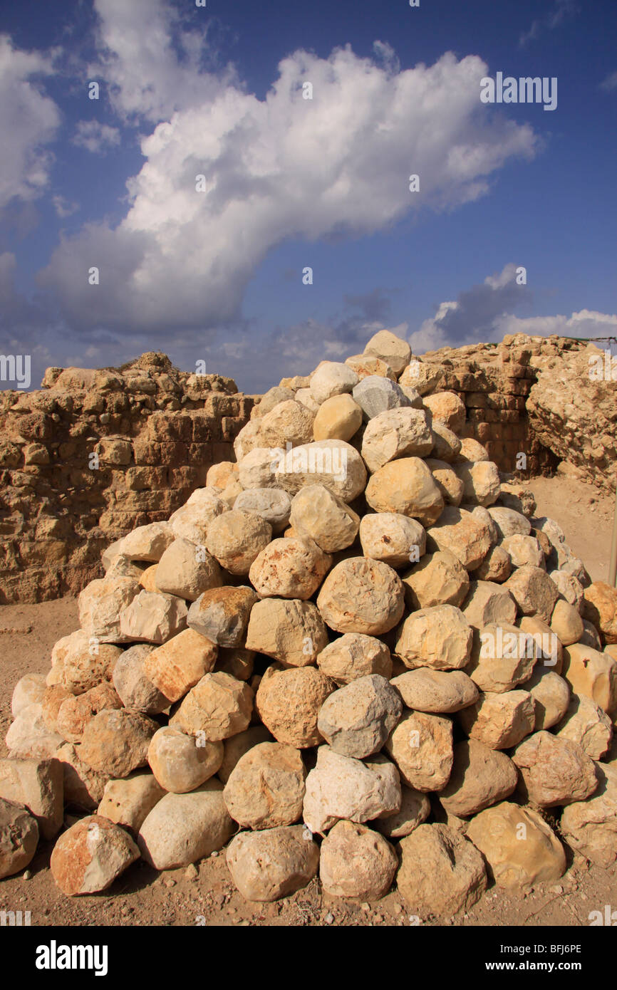 Israele, regione di Sharon, Ballista sfere presso la fortezza dei Crociati Arsur in Apollonia Parco Nazionale Foto Stock