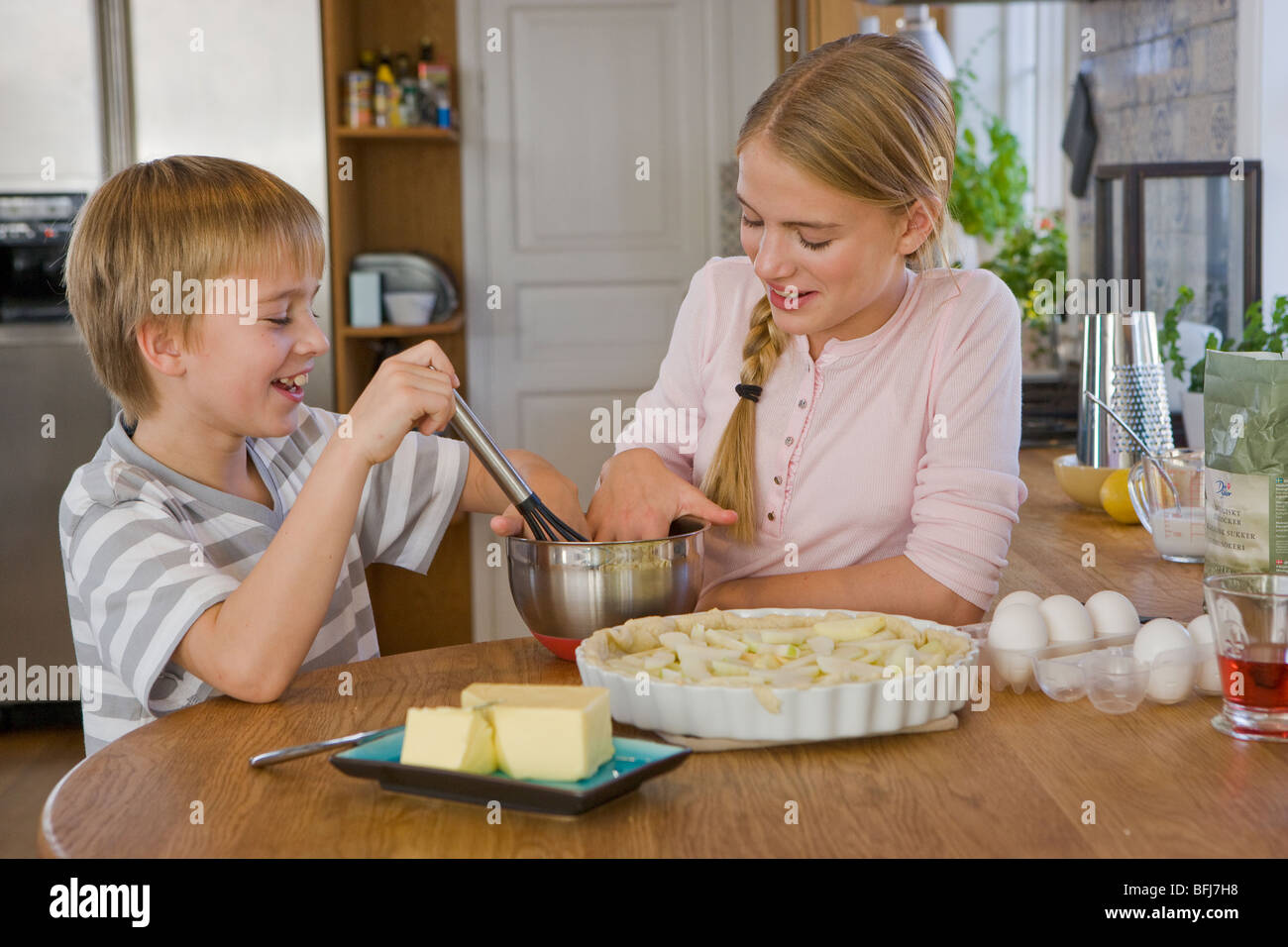 Sorella e fratello facendo una torta, Svezia. Foto Stock