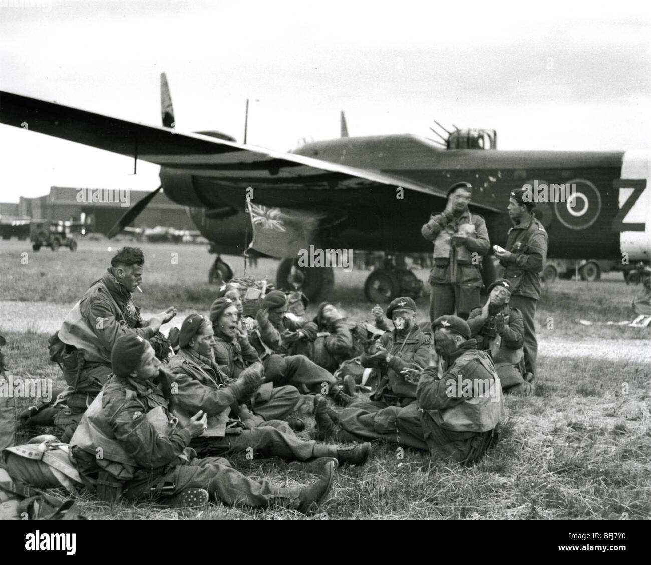 D-giorno 6 giugno 1944. British paracadutisti accanto a un Albermarle aeromobili di traino prima di decollare per la Francia. Foto Stock