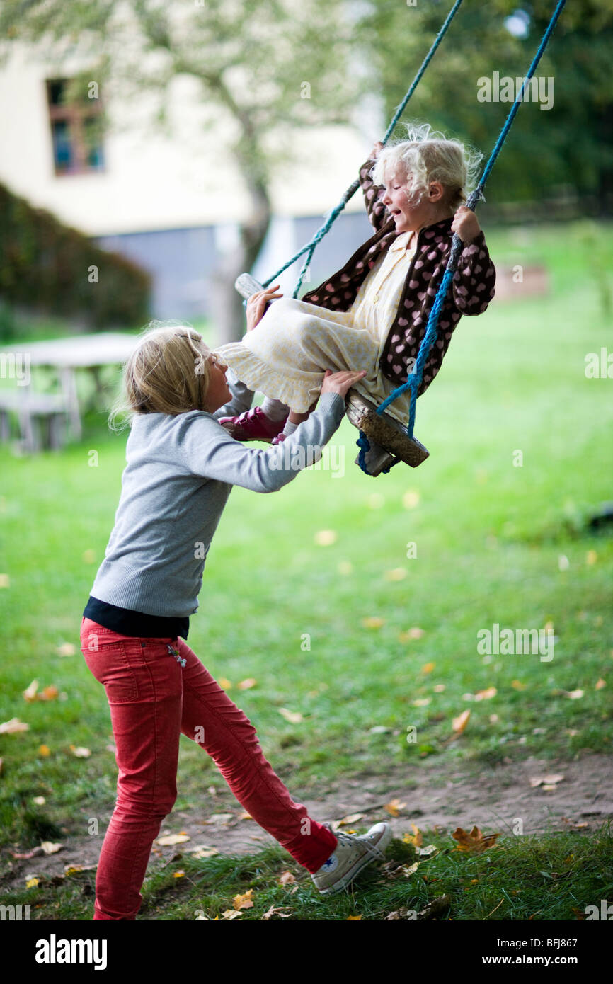Ragazze scandinave da una oscillazione, Svezia. Foto Stock