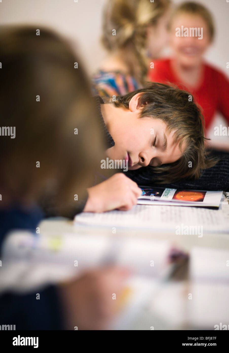 Bambino addormentato in aula, Svezia. Foto Stock
