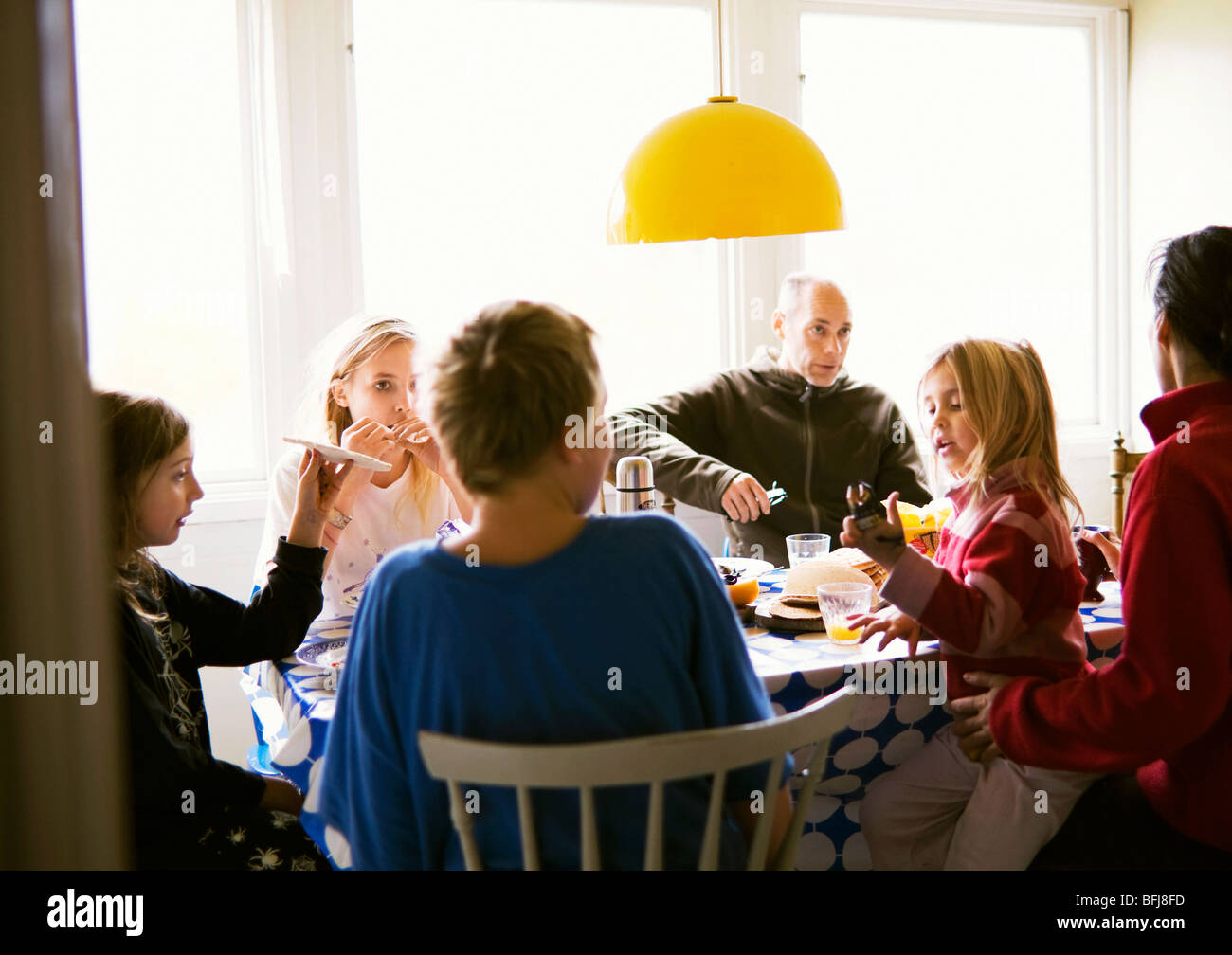 Una famiglia con colazione, Svezia. Foto Stock