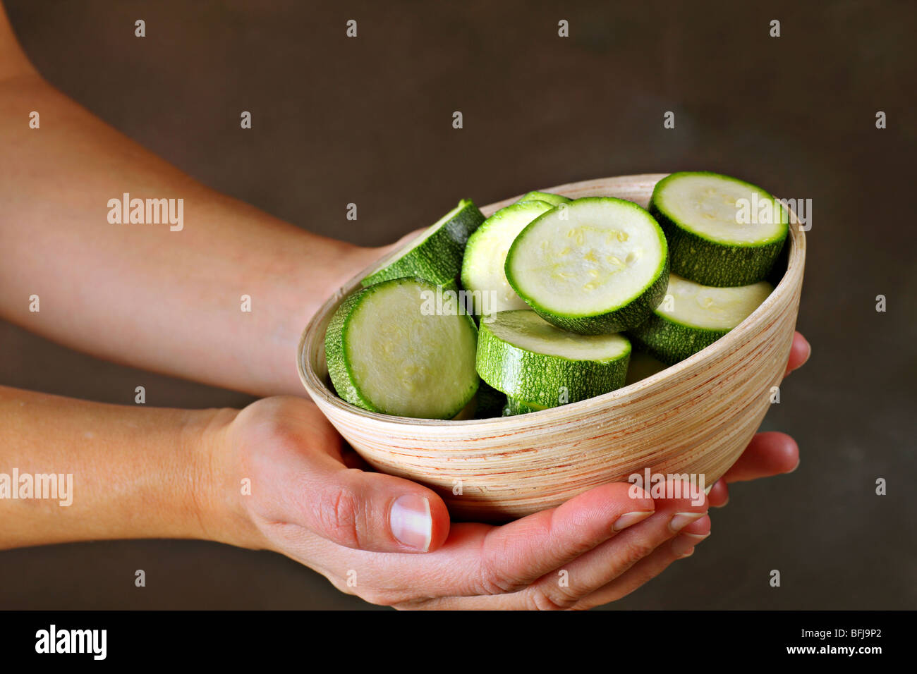 Una ciotola piena di preparate di fresco tagliato a fette di zucchine Foto Stock