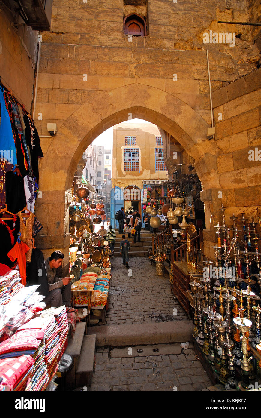 Il Cairo, Egitto. Una stretta strada di Khan El-Kalili bazaar distretto. 2009. Foto Stock