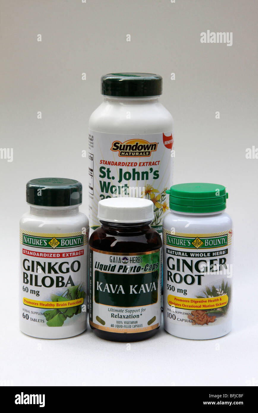I supplementi a base di erbe in bottiglie: iperico, Gingko biloba, Kava Kava, radice di zenzero. Foto Stock