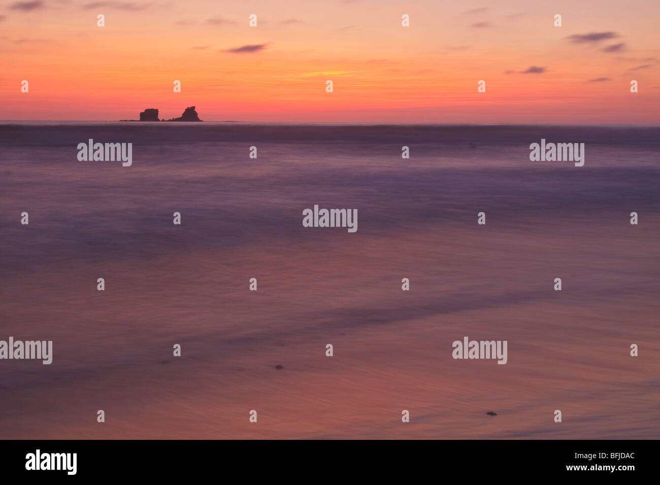 Il sole tramonta sull'Oceano Pacifico lungo la costa dell'Ecuador centrale. Foto Stock