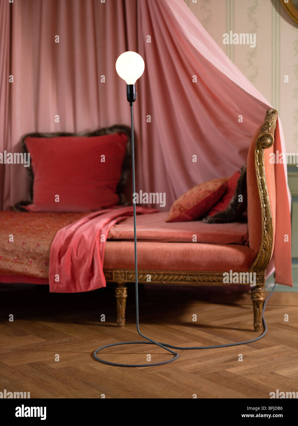 Un divano e una lampada standard, Svezia. Foto Stock