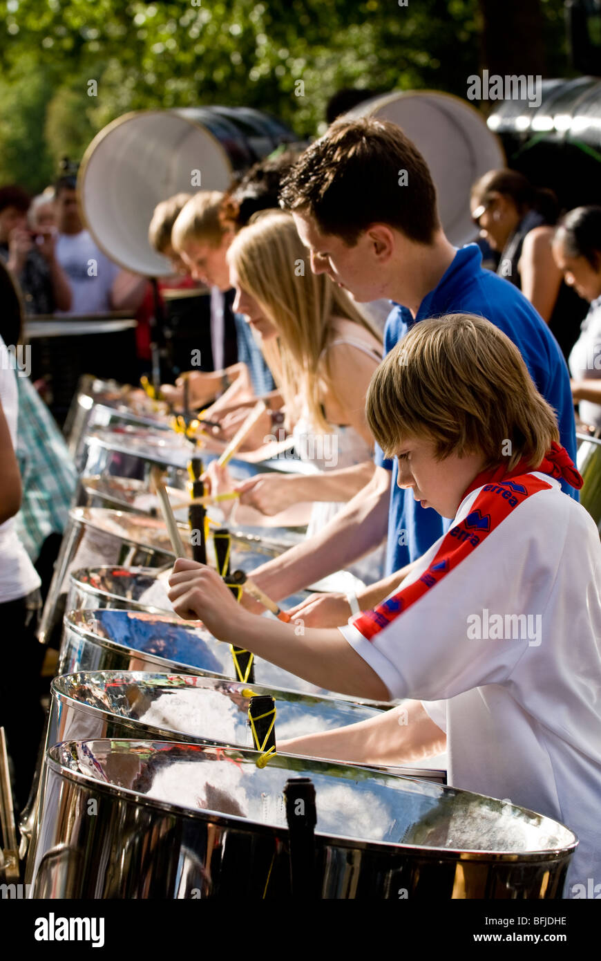 Batteristi di acciaio da Croydon Orchestra di acciaio giocando in fusti di acciaio a Notting Hill Panorama campionati in Hyde Park. Foto Stock