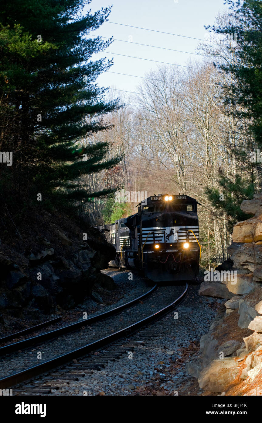 Il carbone treno vicino. paese rurale Road, West Virginia, Stati Uniti d'America Foto Stock