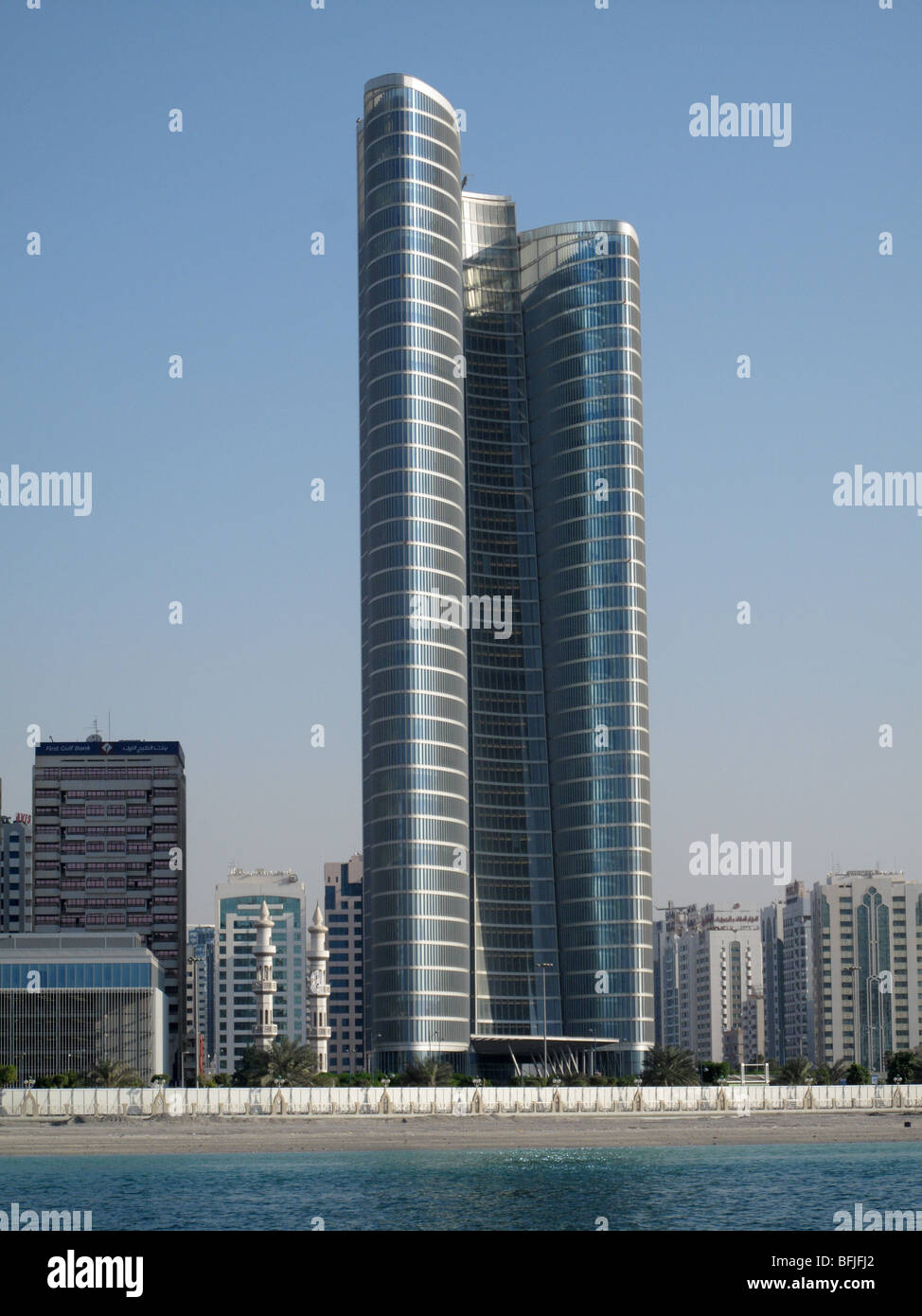 Moderni edifici alti sul lungomare Corniche, Abu Dhabi, Emirati arabi uniti Foto Stock