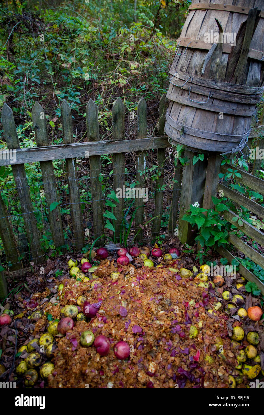 Un compost bin con cestini di vimini Foto Stock