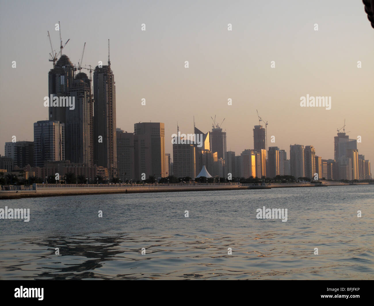 Luce della Sera e moderni edifici alti sul lungomare Corniche, Abu Dhabi, Emirati arabi uniti Foto Stock