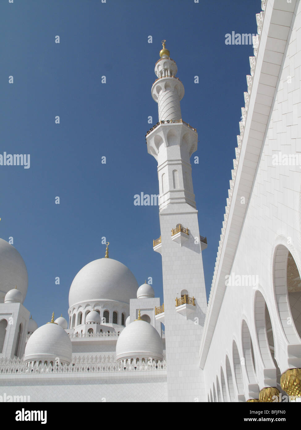 Minarett, la cupola e la passeggiata di Sheikh Zayed Bin Sultan Al Nahyan, la Moschea di Abu Dhabi Foto Stock