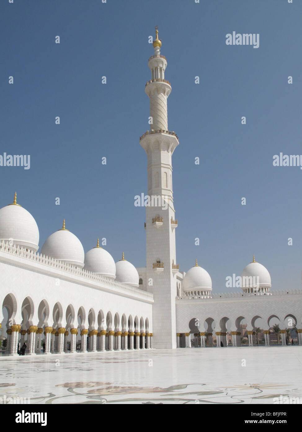 Minarett, la cupola e la passeggiata di Sheikh Zayed Bin Sultan Al Nahyan, la Moschea di Abu Dhabi Foto Stock