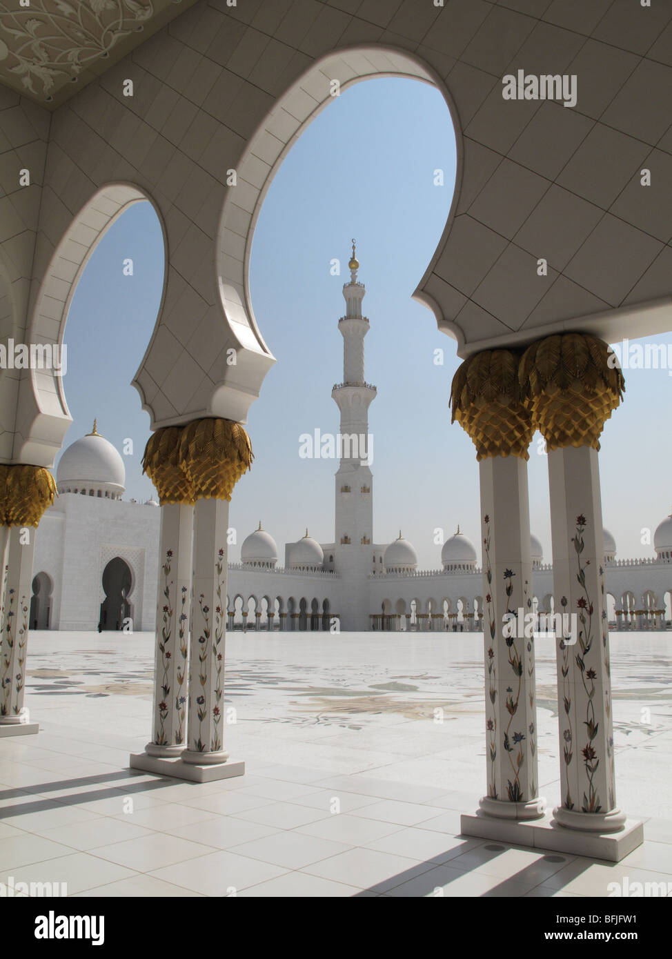 Minarett, colonne e la passerella archi presso Sheikh Zayed Bin Sultan Al Nahyan, la Moschea di Abu Dhabi Foto Stock