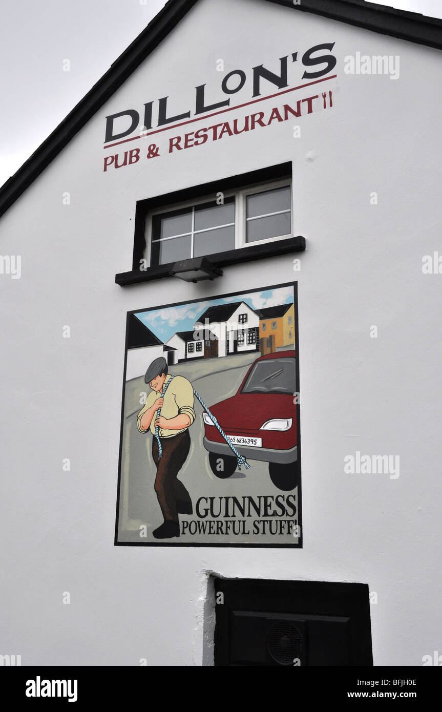 Dipinto a mano segno onDillons Pub di campagna Irlanda guinness Foto Stock