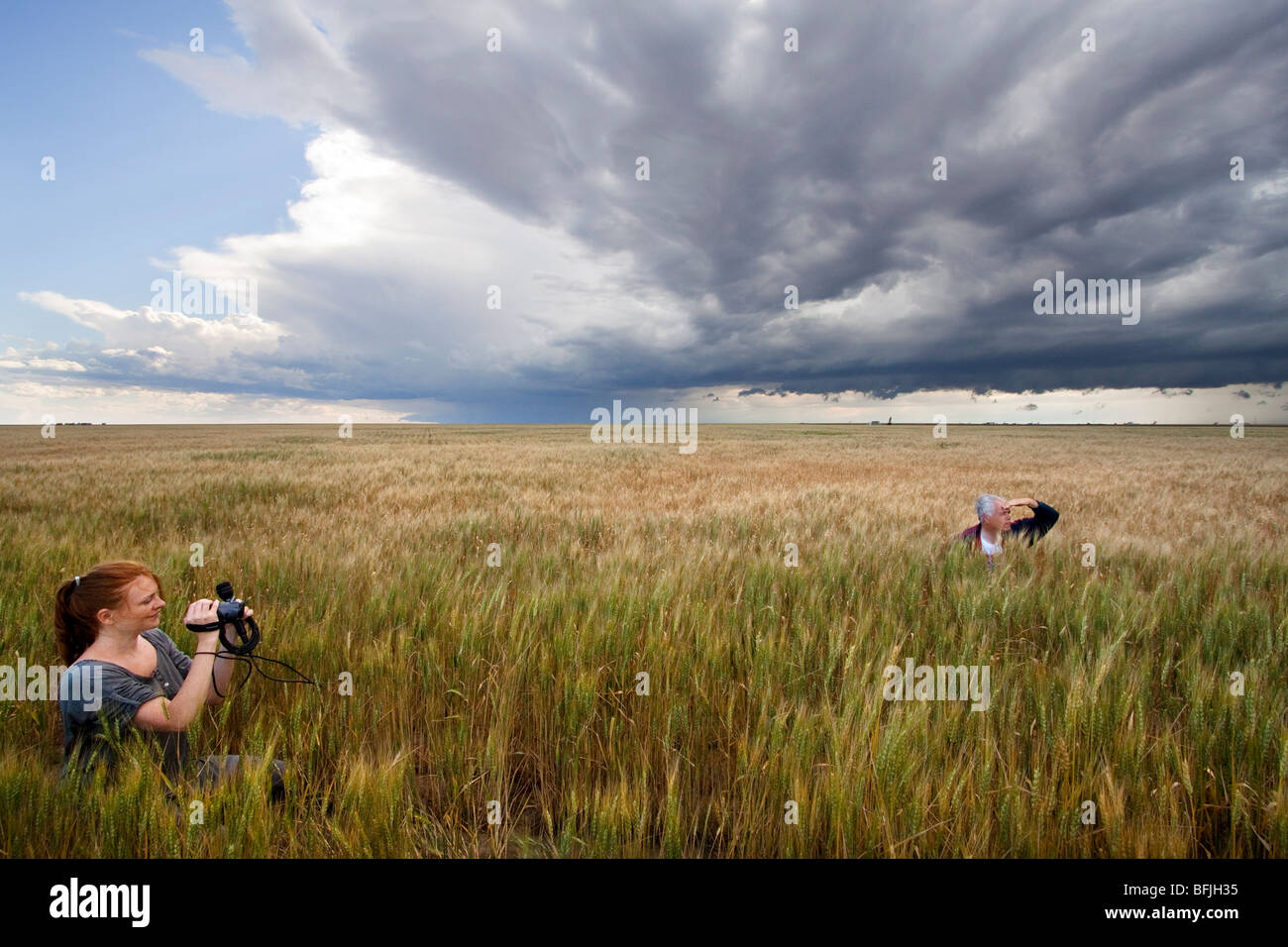 Storm Chaser Tim Marshall (destra) e un giornalista (sinistra) in un campo della prateria in western Kansas, Stati Uniti d'America, 10 giugno 2009. Foto Stock
