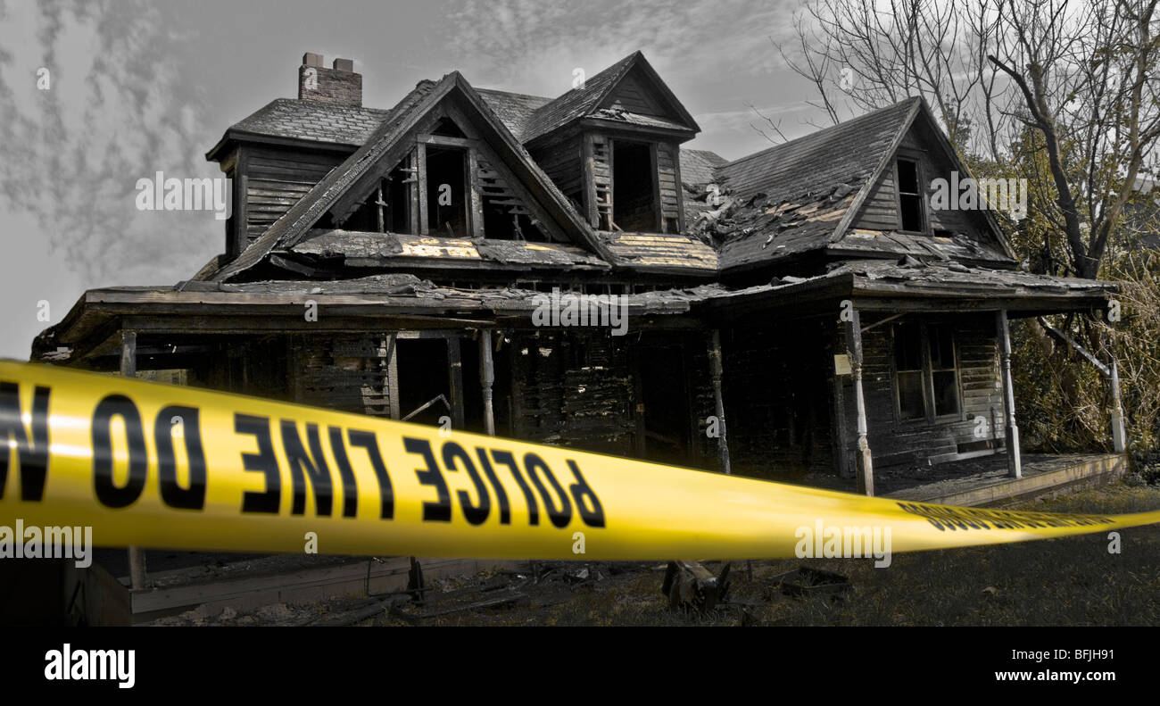 La polizia Nastro per barricata davanti al fuoco casa danneggiata in North Carolina, STATI UNITI D'AMERICA Foto Stock