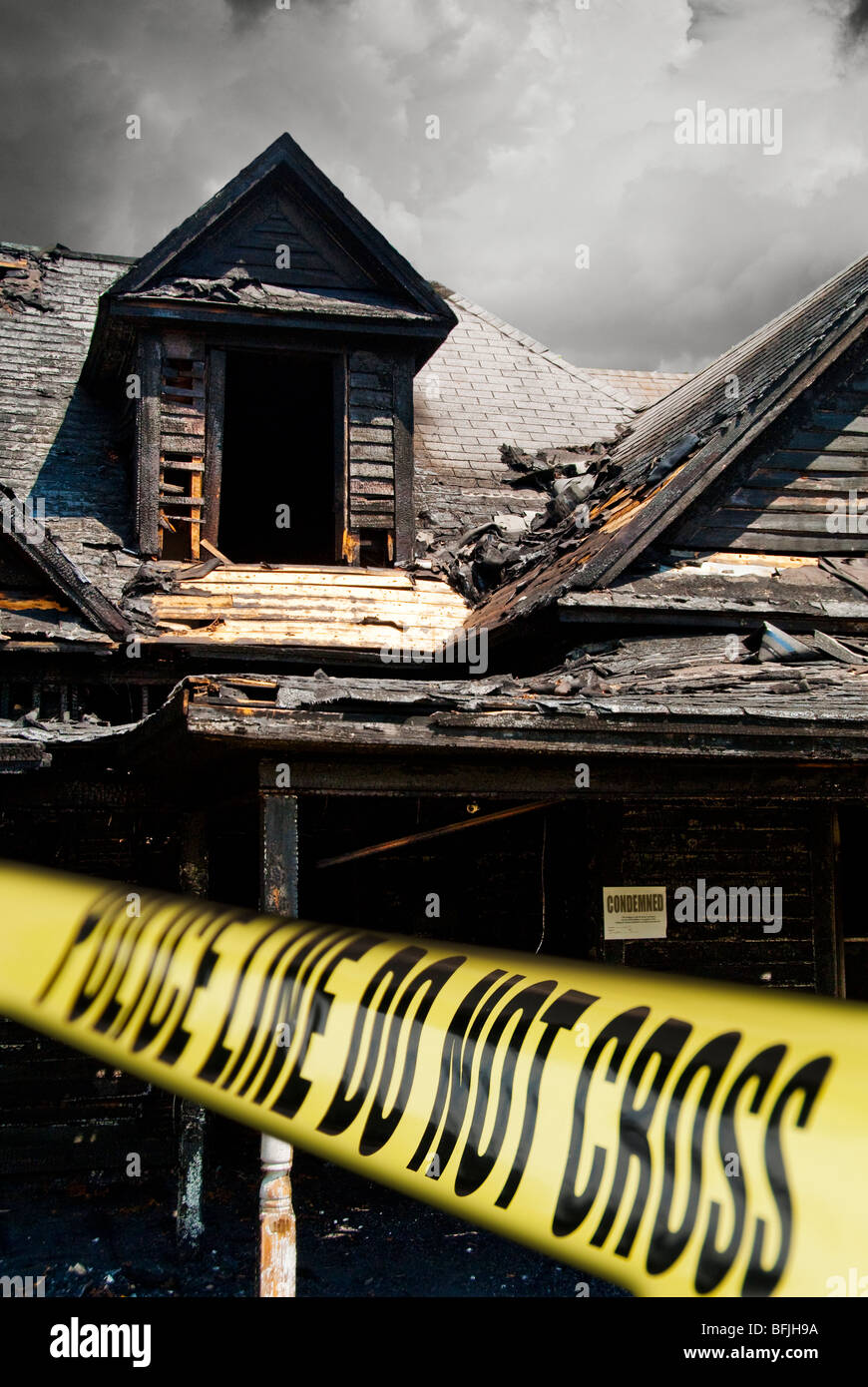 La polizia Nastro per barricata davanti al fuoco casa danneggiata in North Carolina, STATI UNITI D'AMERICA Foto Stock