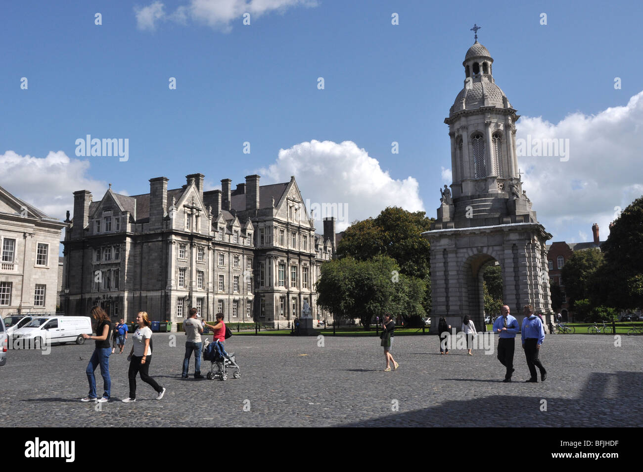 Gli studenti e i visitatori si mescolano in Trinity College di Dublino Irlanda Foto Stock