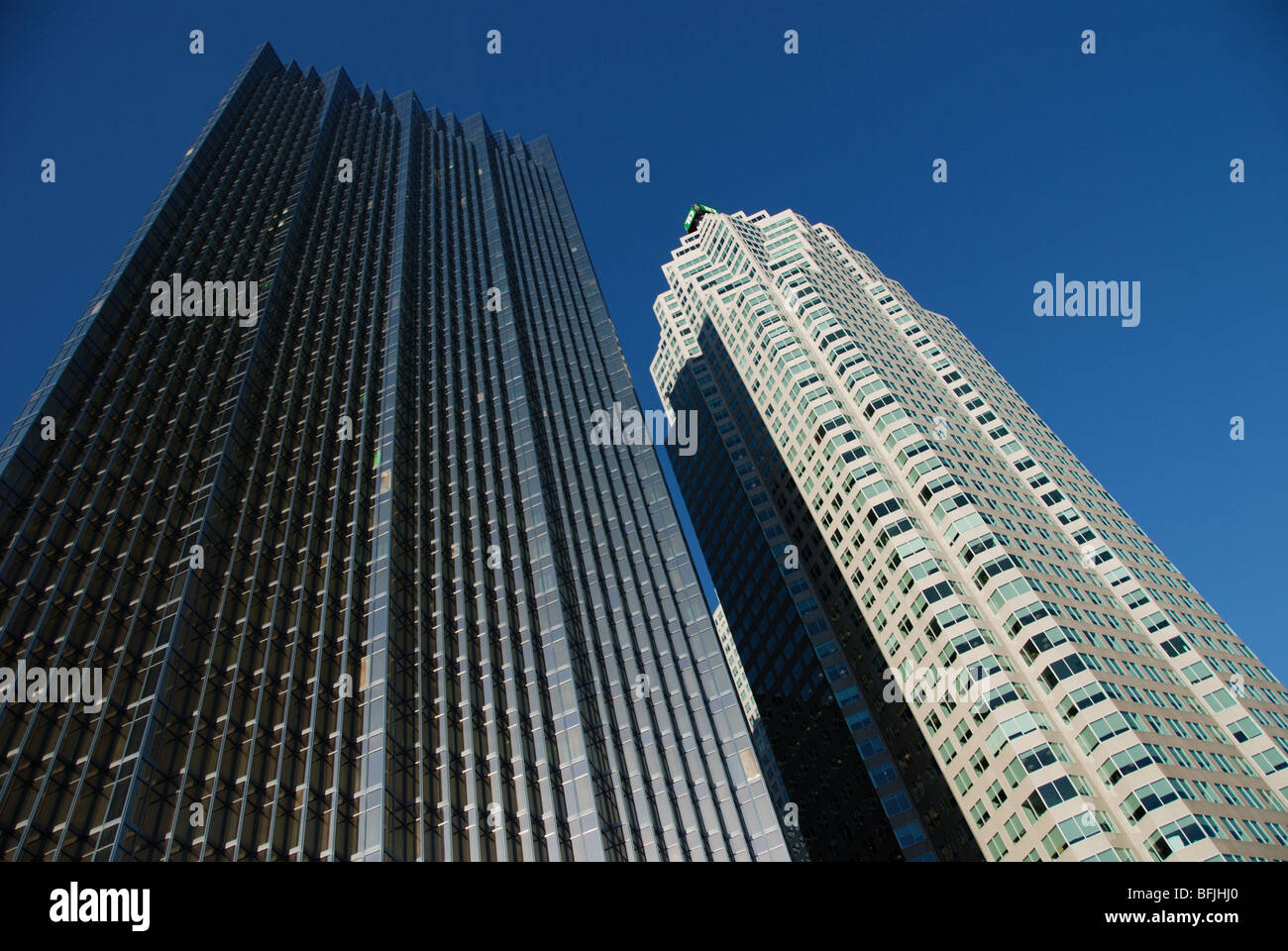 Un alto edificio di uffici e di una multi-unità Condominio Residenziale edificio co-esistere nel quartiere commerciale del centro cittadino di Toronto in Canada Foto Stock