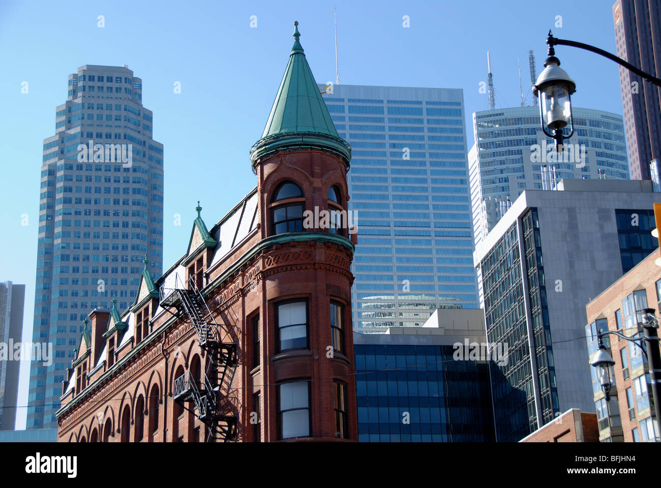 Una vista frontale di Toronto il Flatiron Building con il quartiere finanziario in background Foto Stock