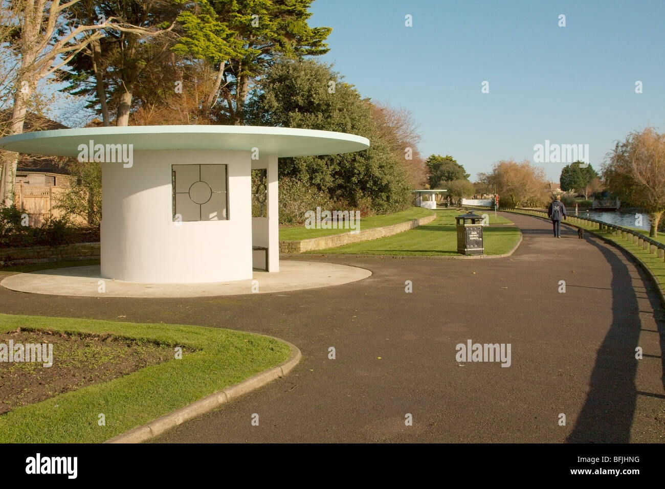 Una vista del parco Mewsbrook in Littlehampton a fianco del lago in barca. Foto Stock