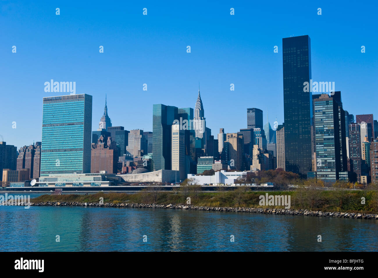 New York City , La Grande Mela , skyline di Manhattan con il palazzo delle Nazioni Unite dall'acqua di East River & Brooklyn Foto Stock