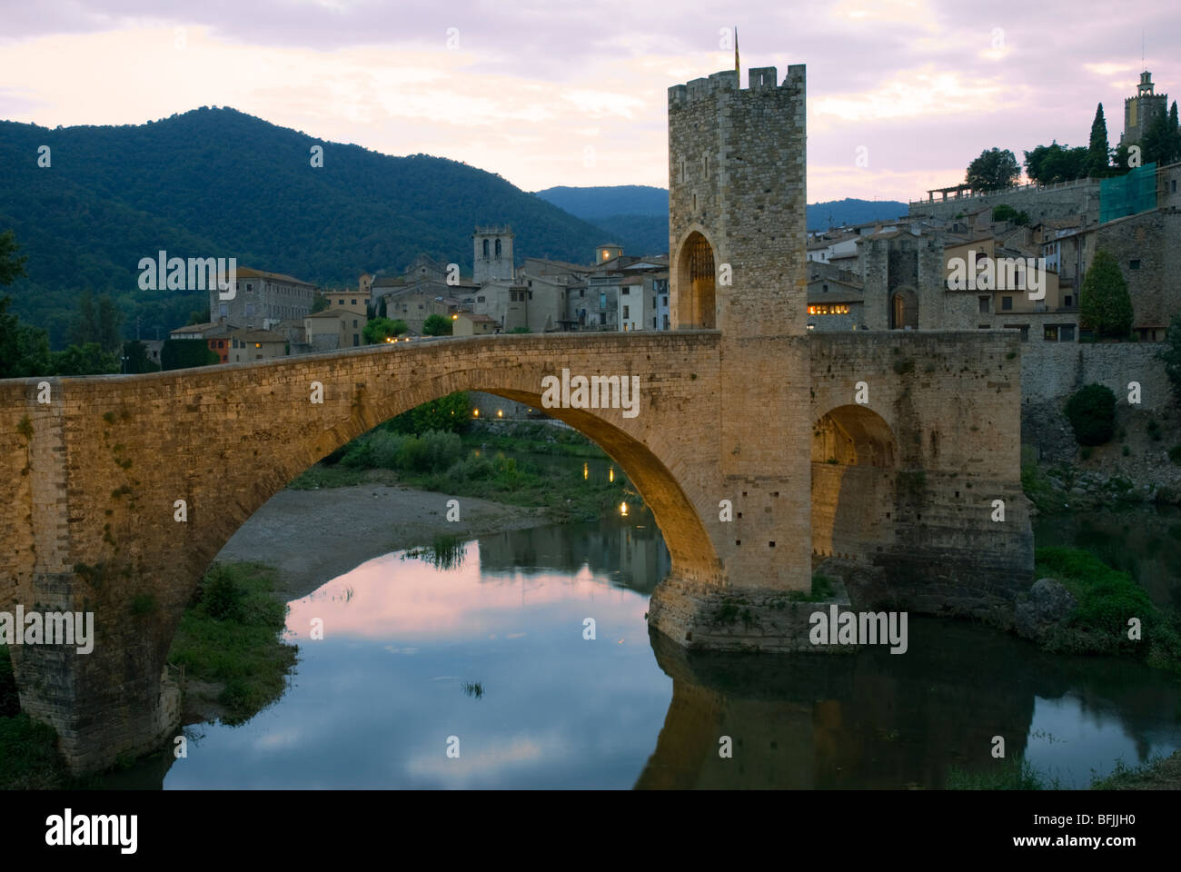 Ponte medievale sul fiume Fluvia.Besalu. La Garrotxa . La provincia di Girona. Catalonia . Spagna Foto Stock