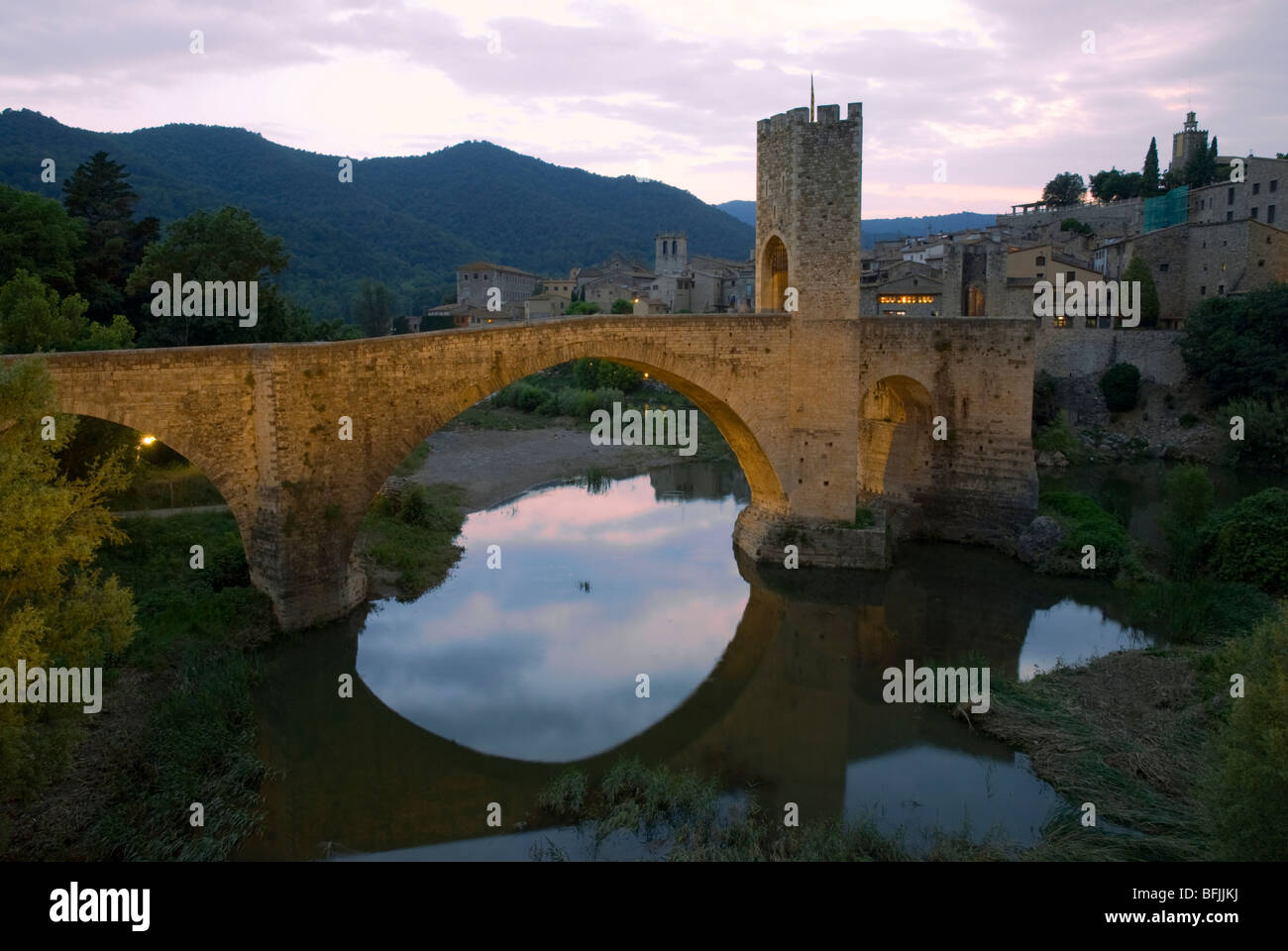 Ponte medievale sul fiume Fluvia.Besalu. La Garrotxa . La provincia di Girona. Catalonia . Spagna Foto Stock
