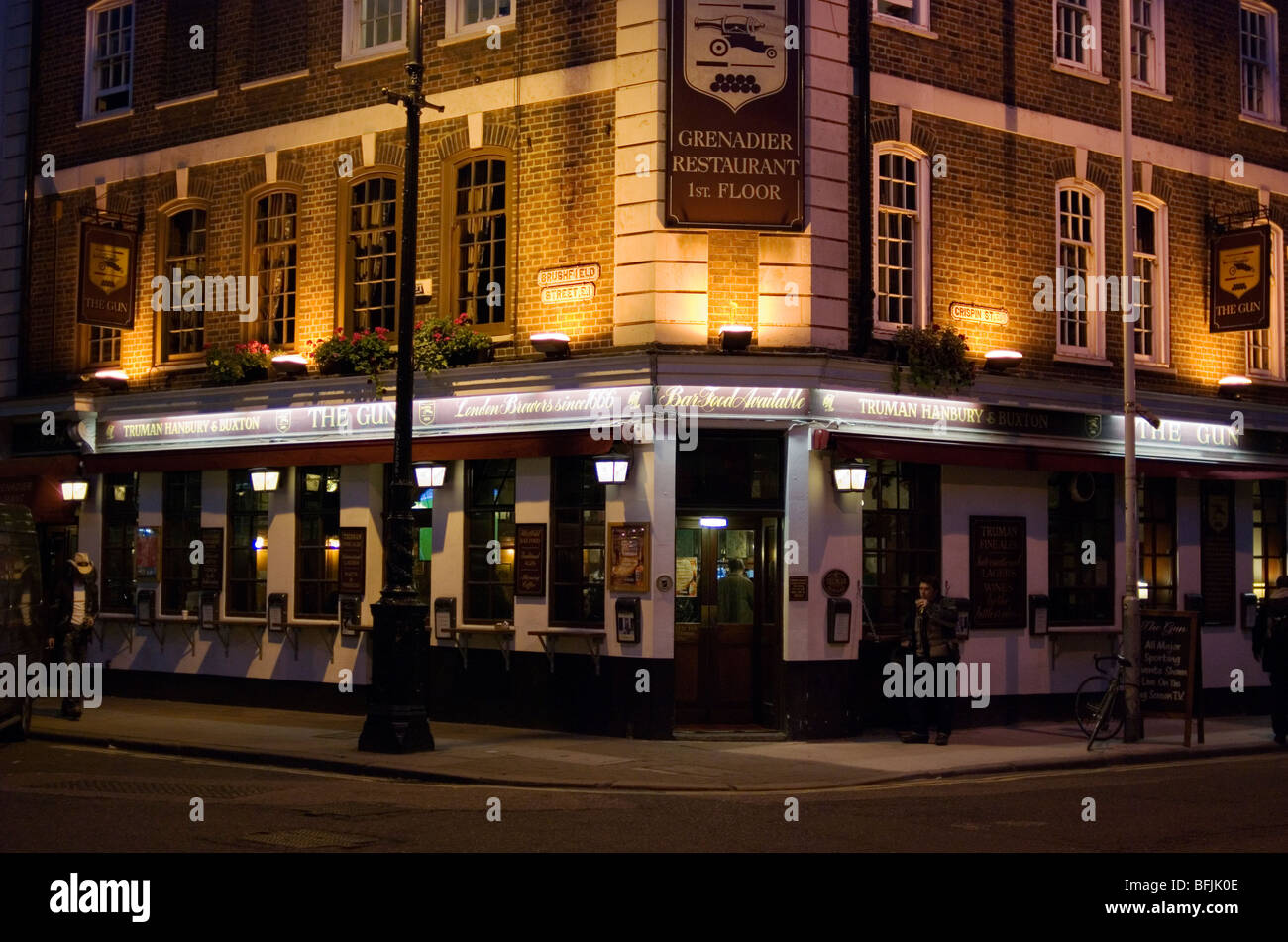 Pub la pistola al crepuscolo in Spitalfields, East End East London Inghilterra England Regno Unito Foto Stock