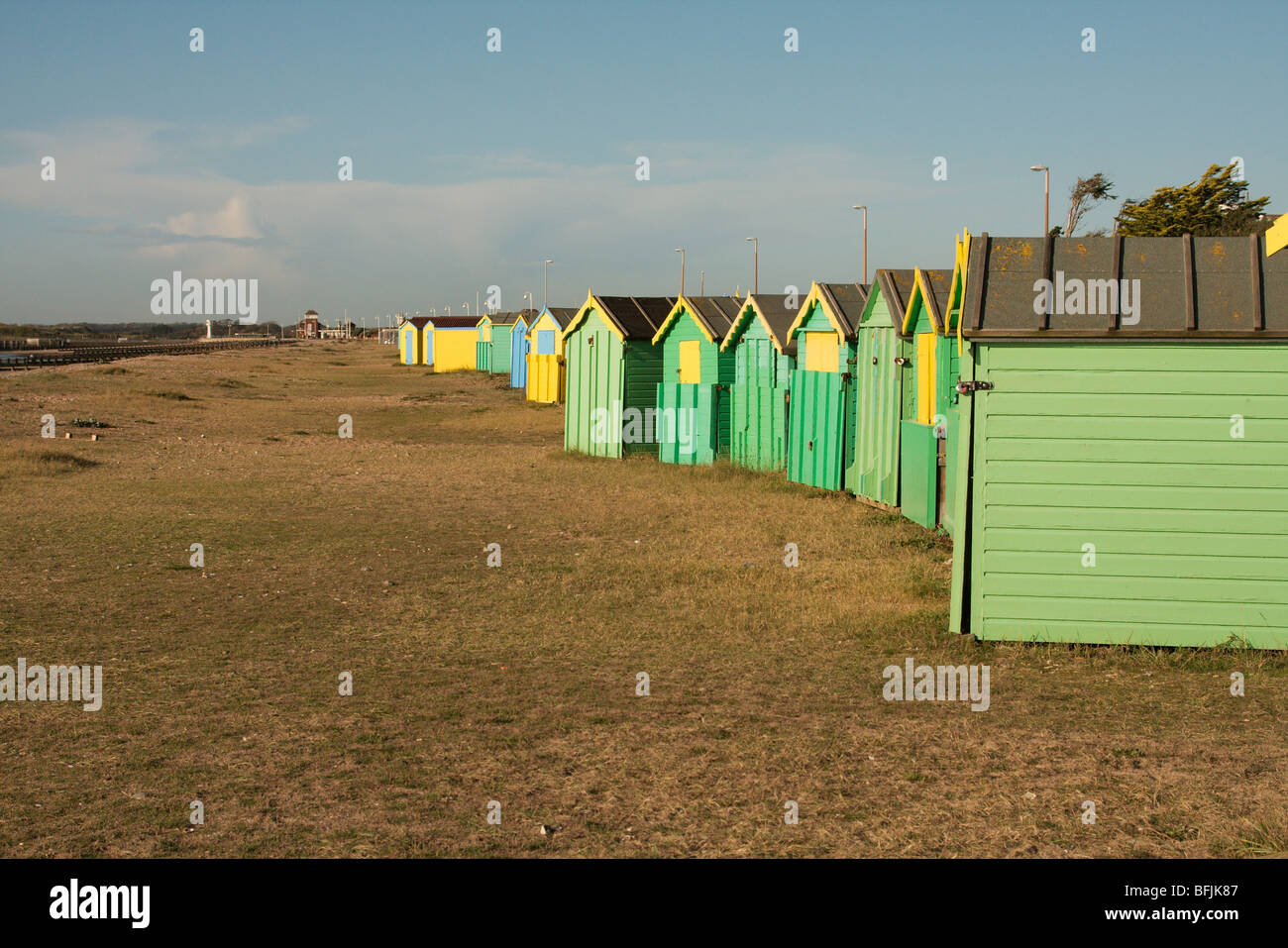 Vivacemente colorato beach capanne lungo il fronte mare a Littlehampton. Foto Stock
