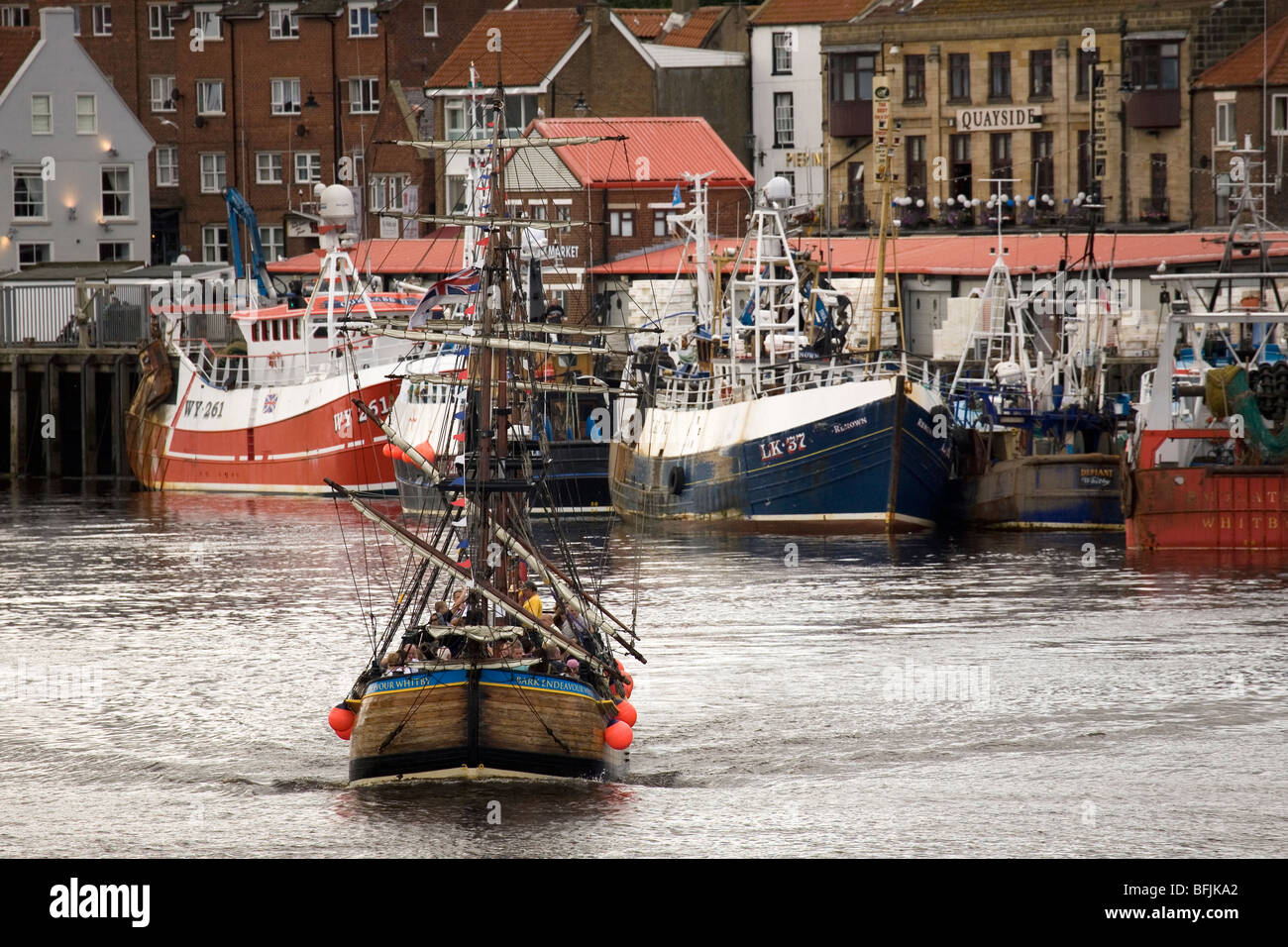Una replica del James Cook's ship, la corteccia HMS Endeavour, salpa a Whitby in North Yorkshire, Inghilterra. Foto Stock
