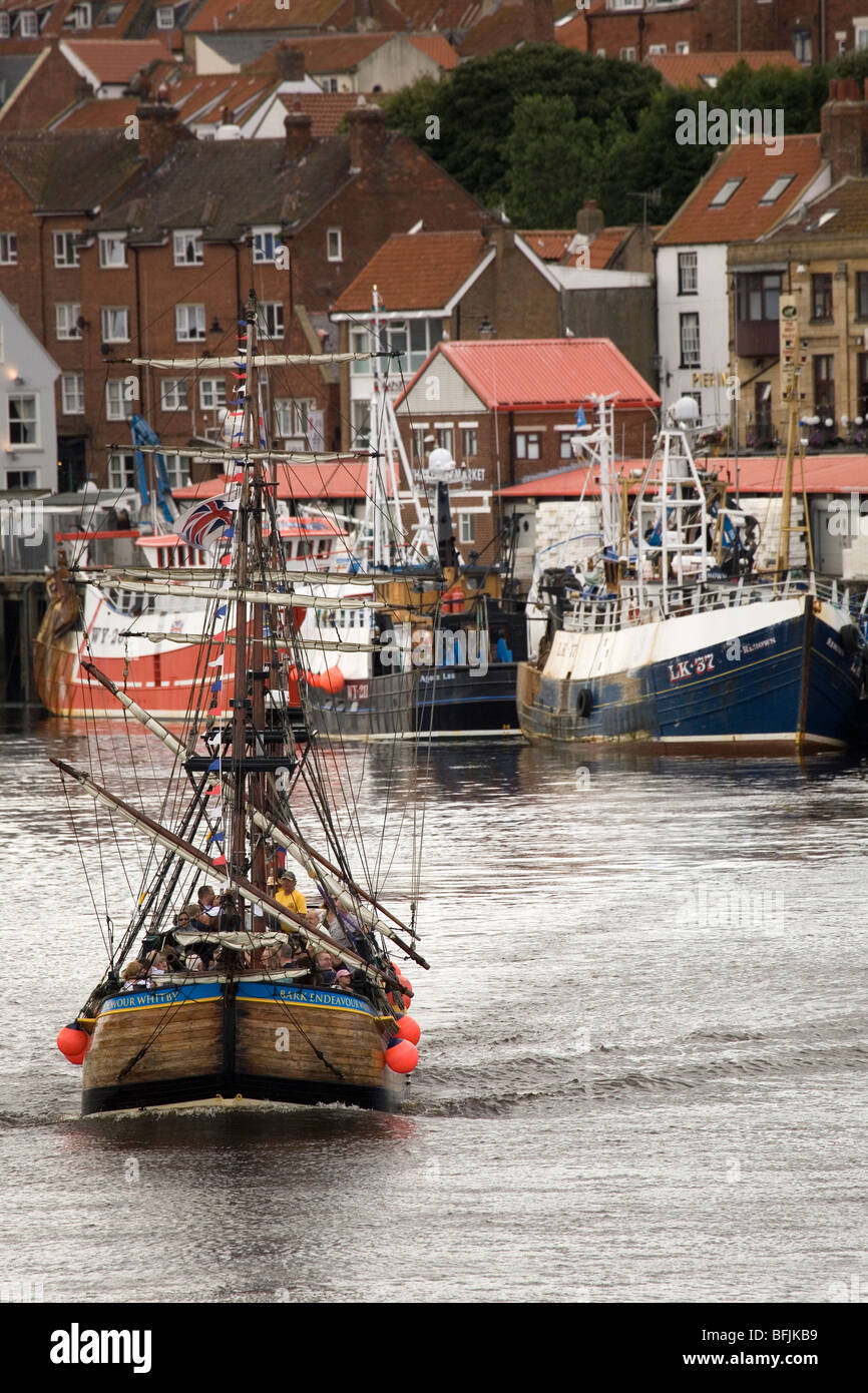 Una replica del James Cook's ship, la corteccia HMS Endeavour, salpa a Whitby in North Yorkshire, Inghilterra. Foto Stock