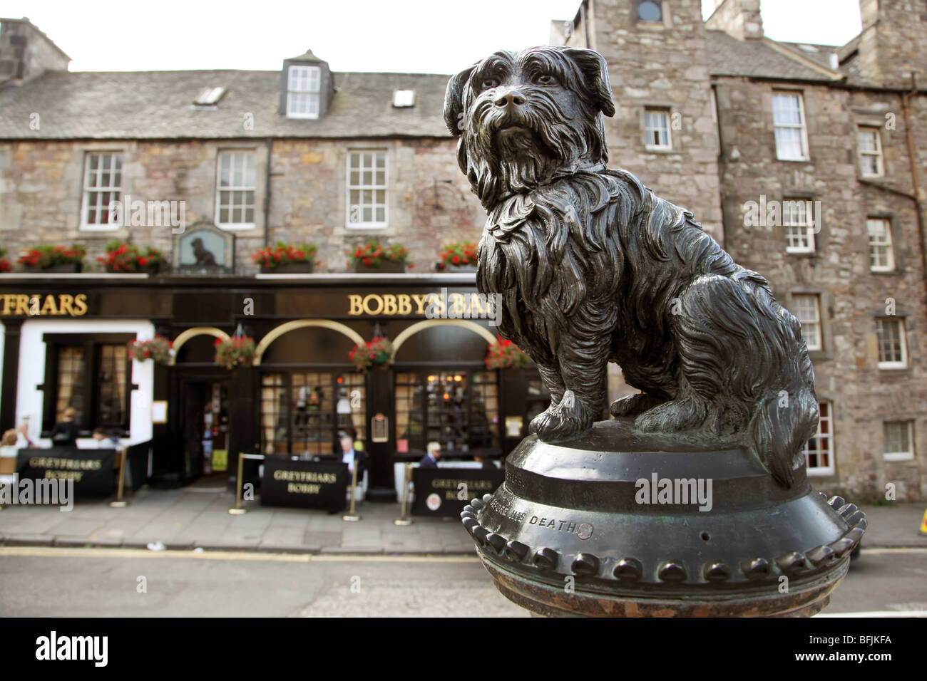 Statua di Grayfriar's Bobby su una fontana di granito in Edinburgh Foto Stock