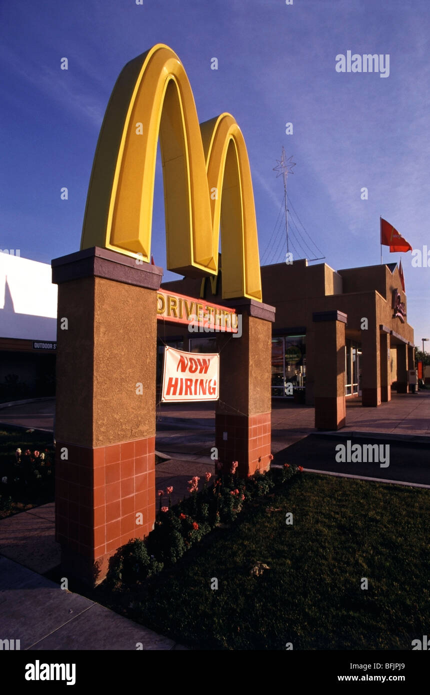 McDonald's, il più grande del mondo ristorante azienda ha annunciato nel 2009 che farà aprire mille ristoranti in tutto il mondo nel 2010 Foto Stock