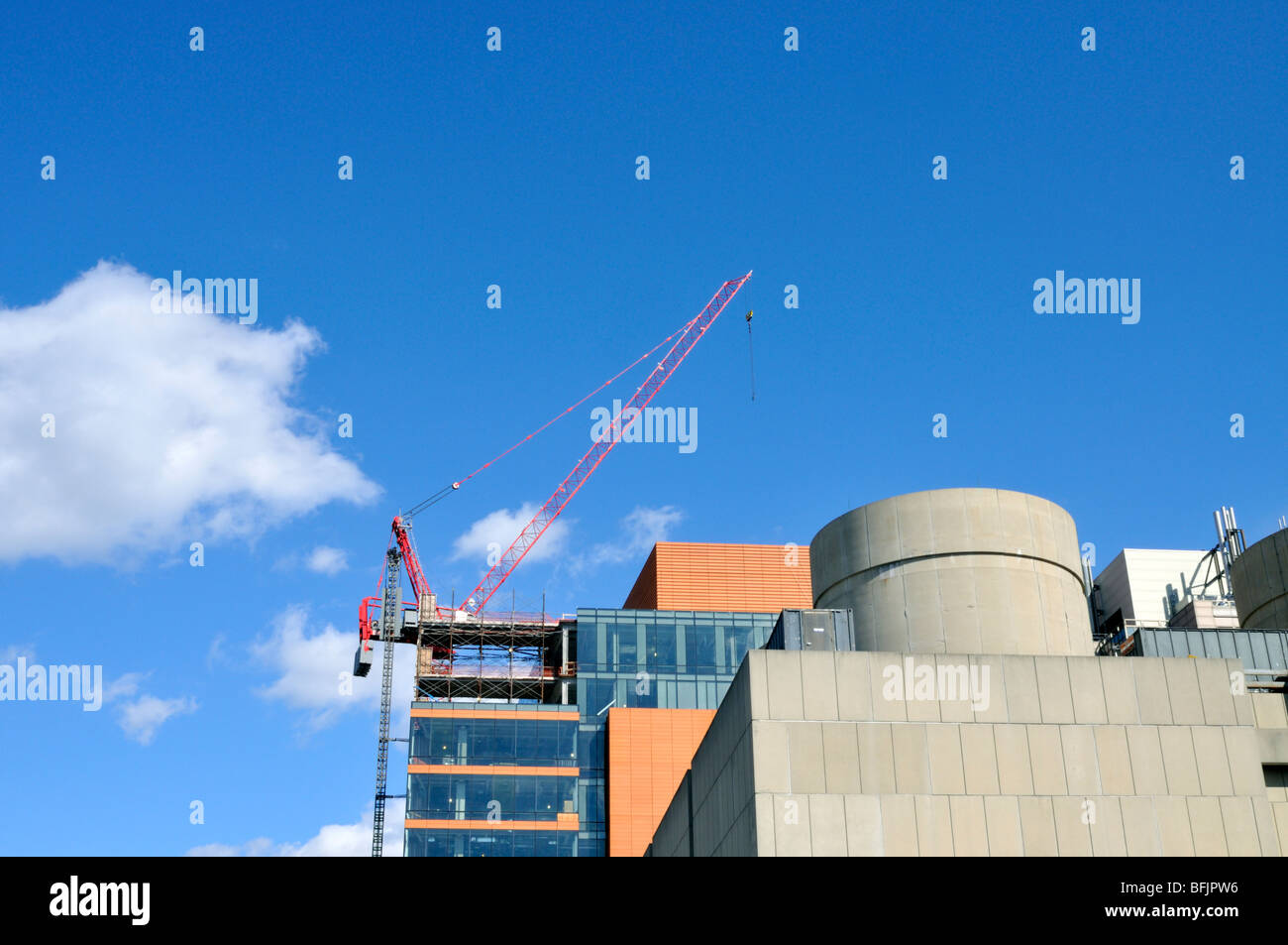 Gru sul tetto di vetro nuovo edificio in costruzione a Boston, Massachusetts, STATI UNITI D'AMERICA Foto Stock