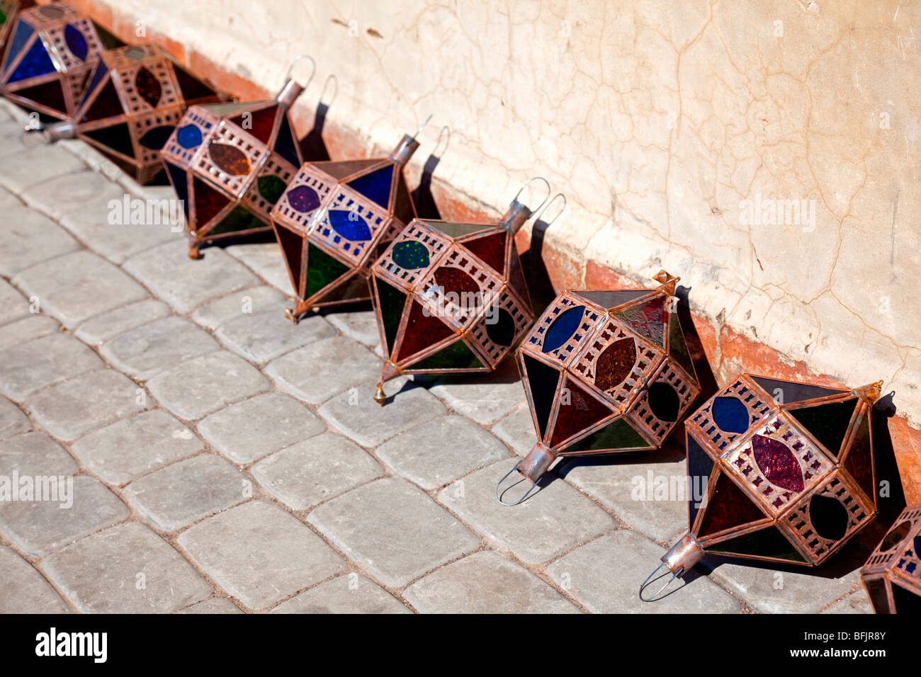 Luogo ben Youssef con fila di Lanterne tradizionali, Marrakech, Marocco Foto Stock