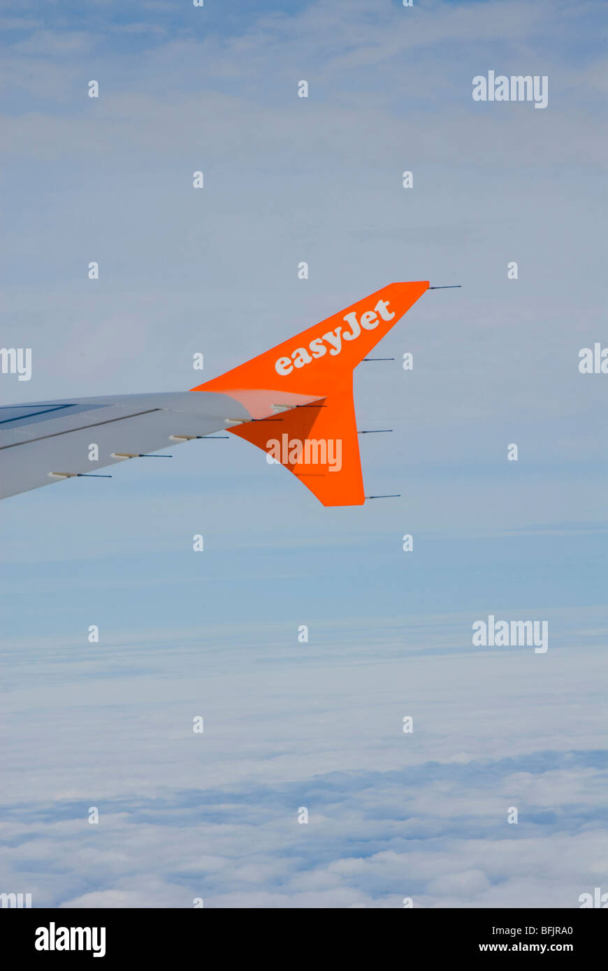 Punta ala di aereo commerciale mentre in volo dal finestrino di cabina Foto Stock