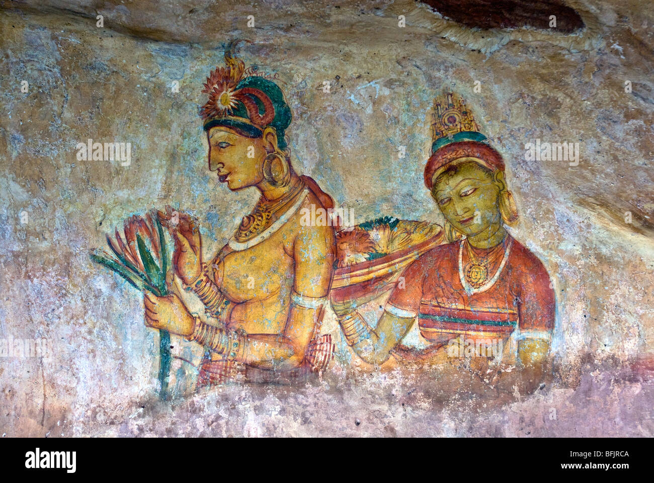 Antichi affreschi di fanciulle sul muro a Sigiriya rock fortezza, Sigiriya, Sri Lanka Foto Stock