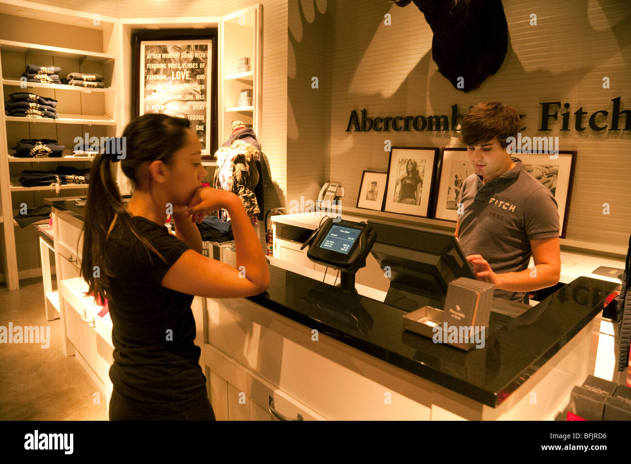 Una ragazza teen acquistare vestiti, Abercrombie e Fitch negozio, centro  commerciale Pentagon City Mall, Washington DC, Stati Uniti d'America Foto  stock - Alamy